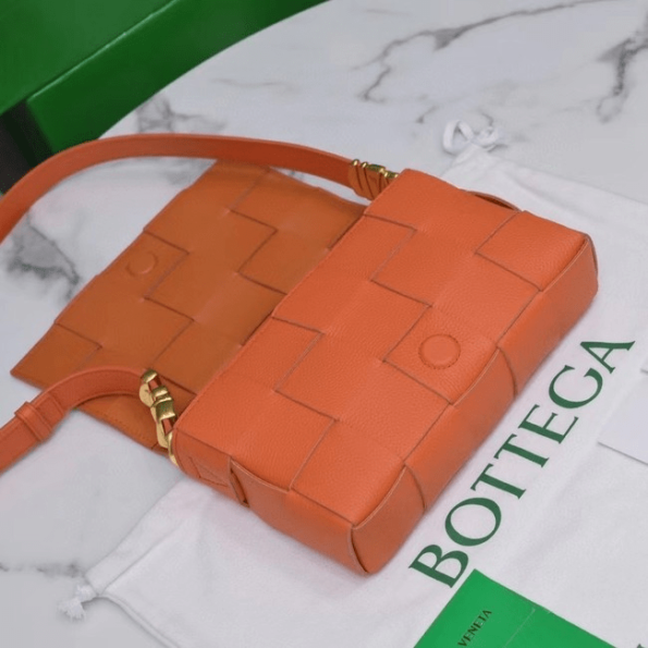 Bottega-Veneta-CASSETTE-Maple-3.png