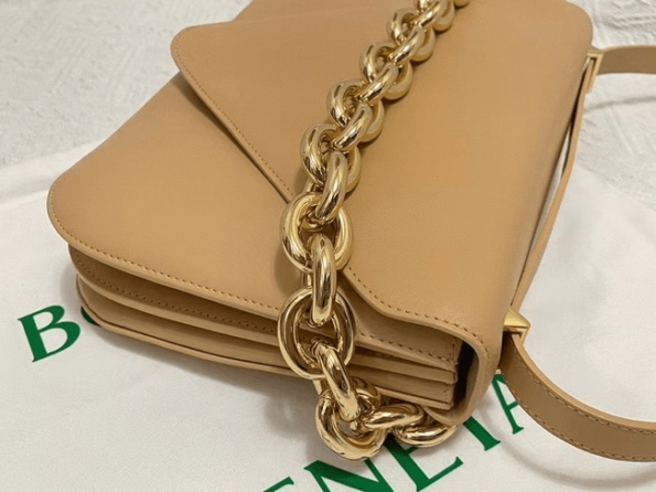 Bottega-Veneta-Mount-Almond-2.png