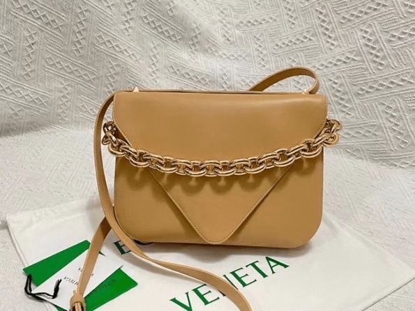 Bottega-Veneta-Mount-Almond.png