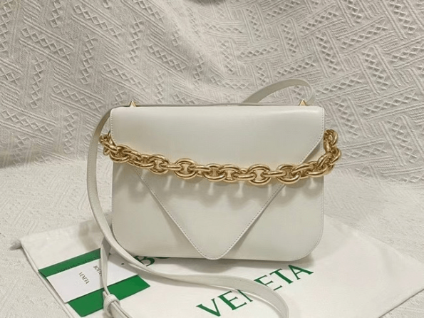 Bottega-Veneta-Mount-White.png