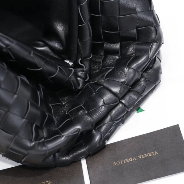 Bottega-Veneta-Pouch-Nero-3.png