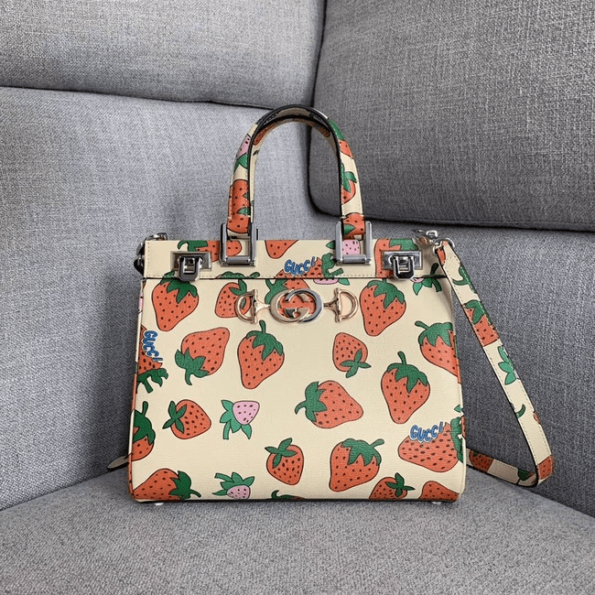 Gucci-Zumi-Straw-Berry-Print-Small-Top-Handle-Bag.png