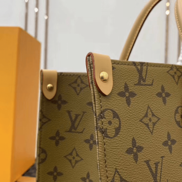 Louis-Vuitton-Disney-Onthego-Medium-Tote-Bag-4.png