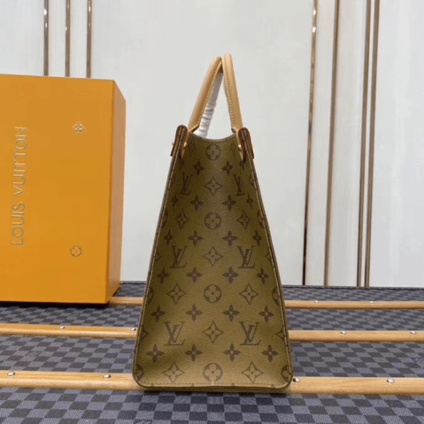 Louis-Vuitton-Disney-Onthego-Medium-Tote-Bag-7.png