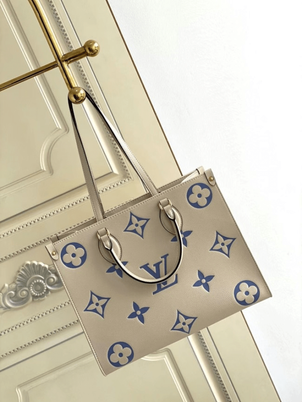 Louis-Vuitton-ONTHEGO-MM-Cream-and-Blue-2.png