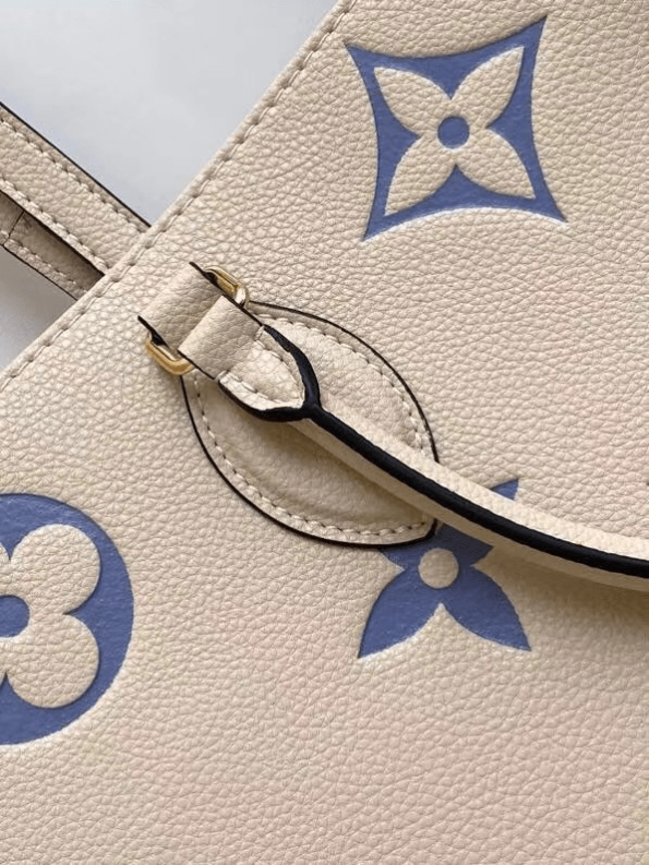 Louis-Vuitton-ONTHEGO-MM-Cream-and-Blue-8.png