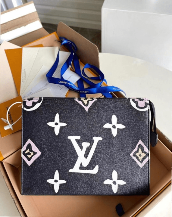 Louis-Vuitton-POCHETTE-VOYAGE-MM-Black.png