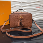 Louis-Vuitton-SAINTONGE-Camel-Mongram-Empreinte.png