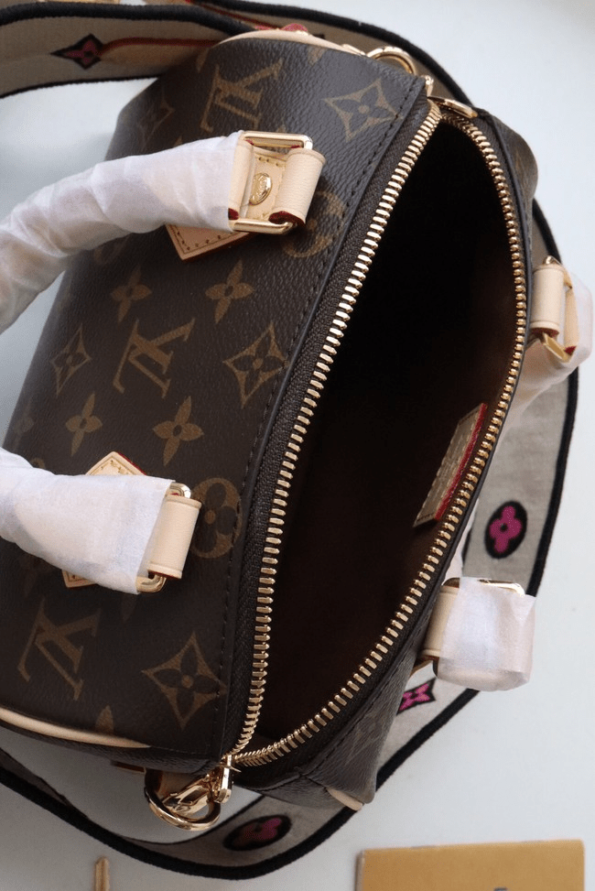 Louis-Vuitton-SPEEDY-Monogram-Canvas-Cream-5.png